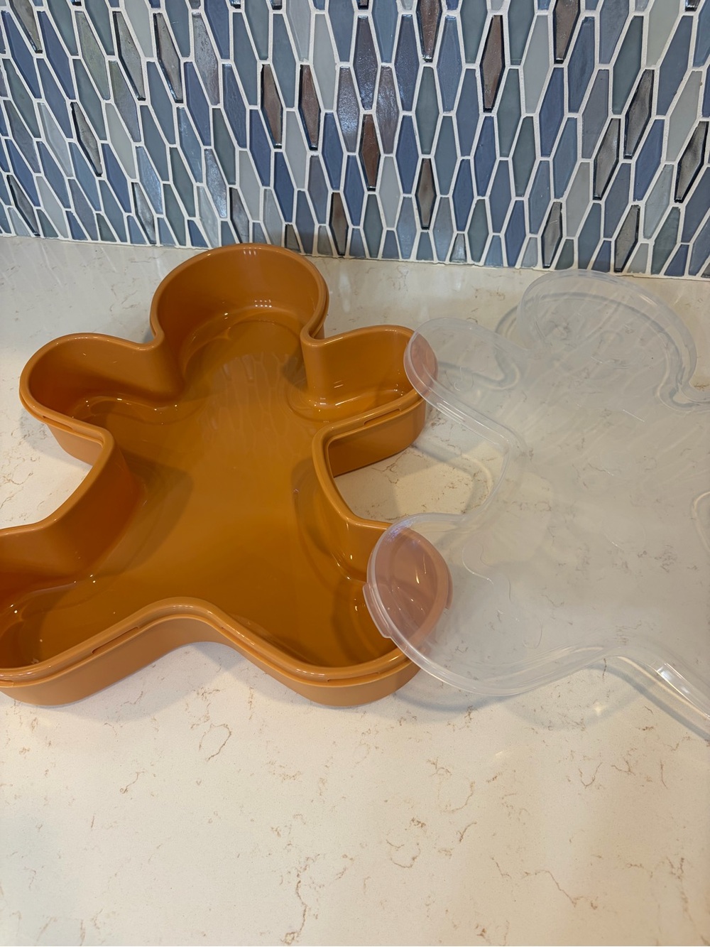 CWC Gingerbread Man Snack Box - Picture 2 of 4